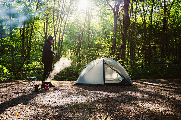 Kit De Survie Des Touristes Et Tente De Camping Dans Les Forêts D'automne