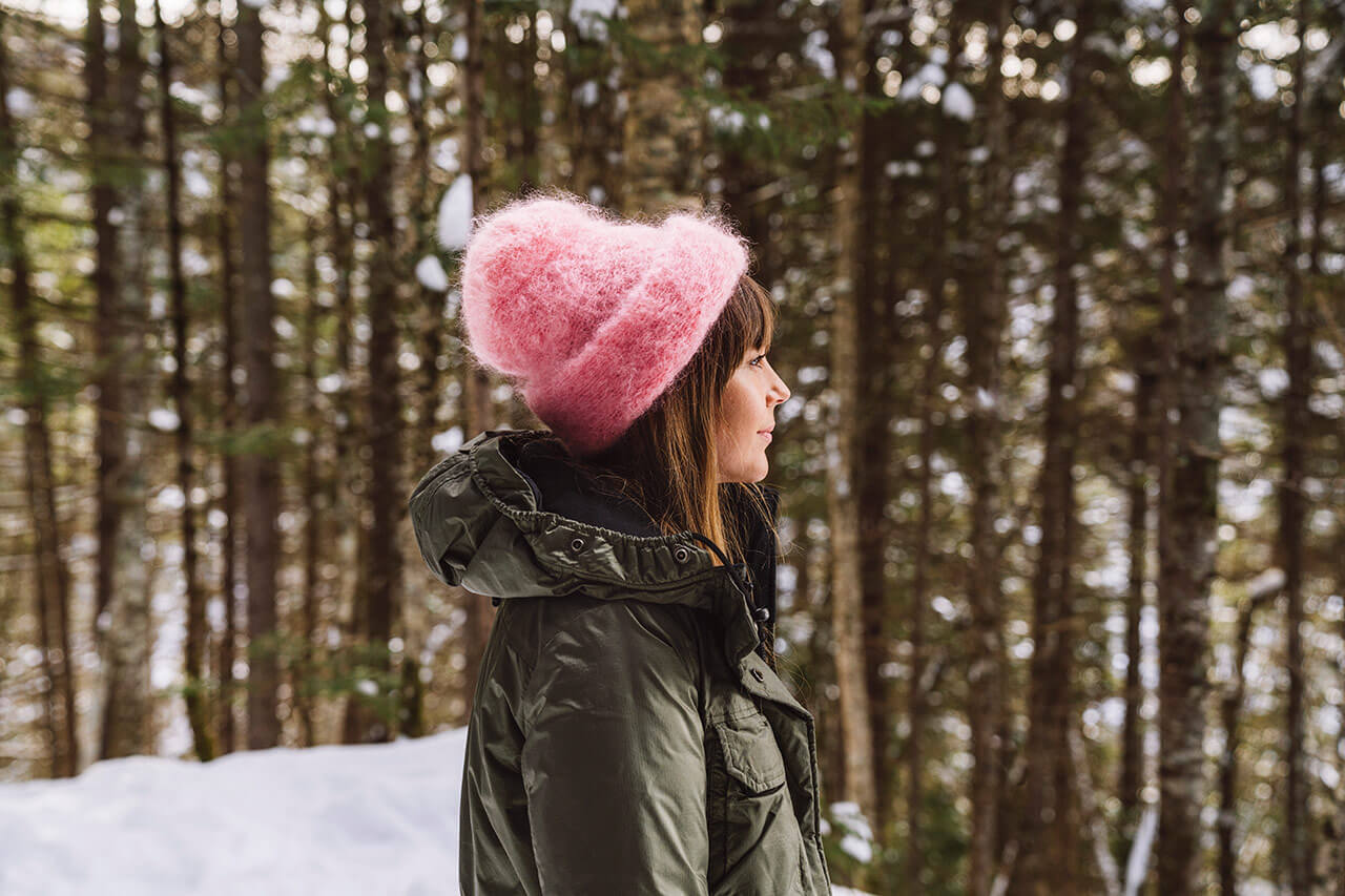 Jeune Fille Joue Avec La Neige Dans Le Parc En Hiver